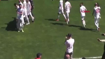 ŞAMPİYON TAKIMIN FUTBOLCUSUNDAN TARAFTAR ÖNÜNDE EVLİLİK TEKLİFİ