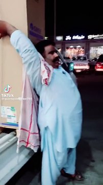 Ce pakistanais charge une clim sur son dos