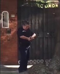 Cette femme policier est en galère avec son pistolet