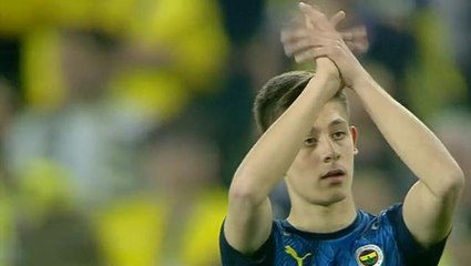 Taraftarlar ayakta alkışladı! Fenerbahçe tribünlerinde çarpıcı Messi pankartı