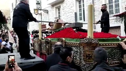 Emocionante izado del Santísimo Cristo de Burgos