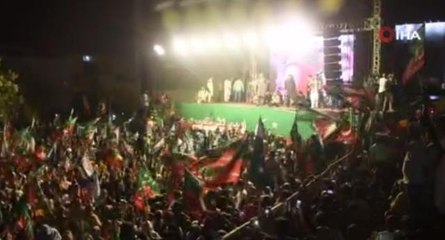 Pakistan'da görevden alınan Khan'ın destekçileri sokaklara döküldü