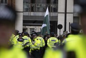 Pakistan'da İmran Han hükümetinin düşmesi Londra'da protesto edildi