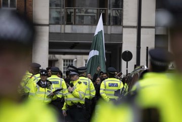 Pakistan'da İmran Han hükümetinin düşmesi Londra'da protesto edildi