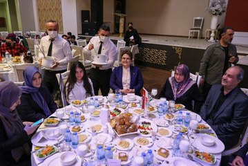 下载视频: Son dakika gündem: Bakan Yanık, 15 Temmuz şehitlerinin aileleriyle iftarda bir araya geldi (1)