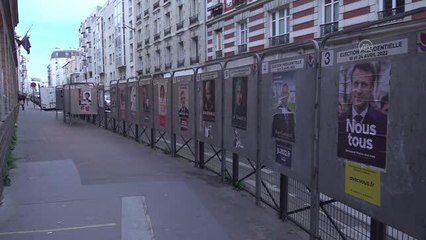 Fransız sokak sanatçısı, cumhurbaşkanı adaylarını en karşıt halleriyle resmetti