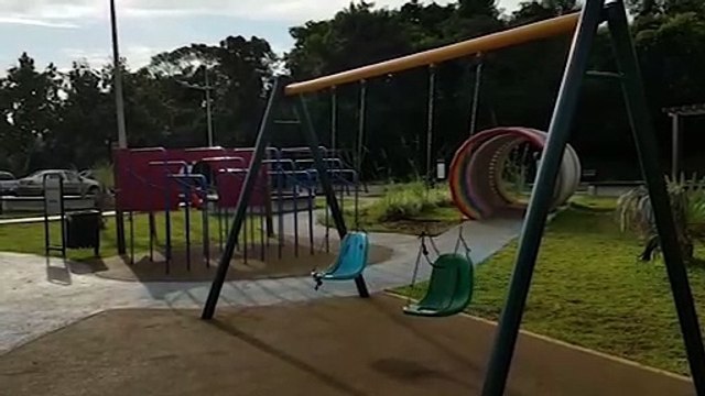 Menina de 8 anos cai de brinquedo em parquinho sofre suspeita de fratura