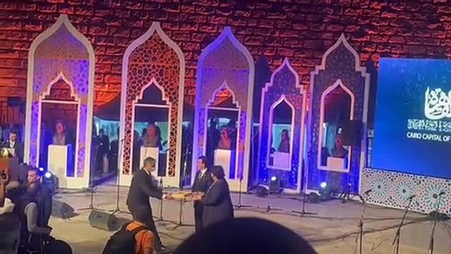 رئيس الإيسيسكو يسلم وزيرة الثقافة علم القاهرة عاصمة الثقافة الإسلامية