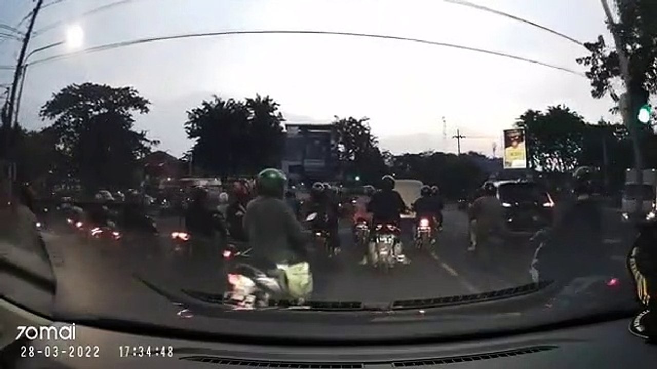Terekam Media Kamera, Dashcam Kamera Mobil di Jalan Eps.0413