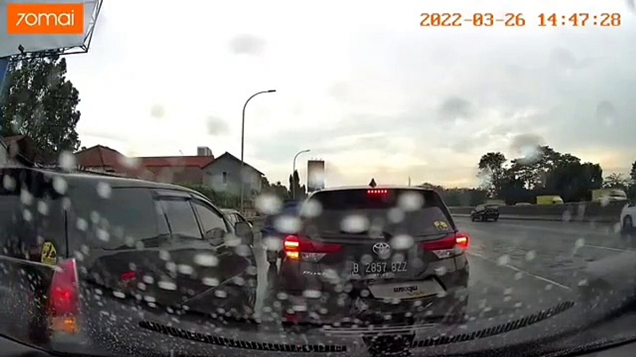 Terekam Media Kamera, Dashcam Kamera Mobil di Jalan Eps.0412