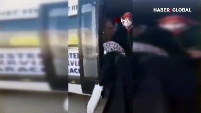 Yaşlı kadın 50 TL'nin altında alışveriş yaptığı için servisten zorla indirildi