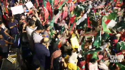 Pakistan'da halk sokağa döküldü