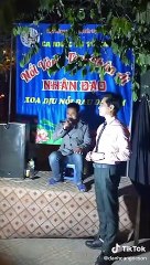 Ngọc Sơn hát và tặng tiền cho người nghèo