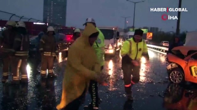 İstanbul'da sağanak trafiği altüst etti! TEM'de zincirleme kaza!