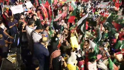 Pakistan'da görevden alınan Khan'ın destekçileri sokaklara döküldü