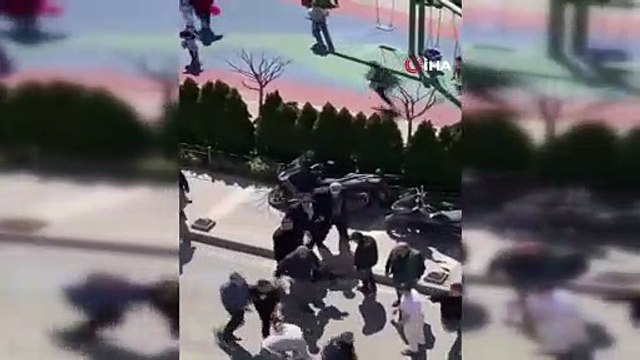 Üsküdar'da iki grubun tekmeli yumruklu kavgası kamerada