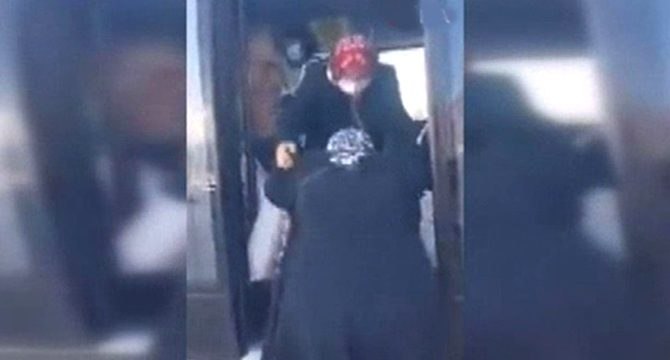 Yaşlı kadın 50 TL’nin altında alışveriş yaptığı için servisten zorla indirildi