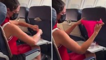 Uçakta tüm yolcuların gözü önünde iç çamaşırını yıkayan kadın kameralara yakalandı