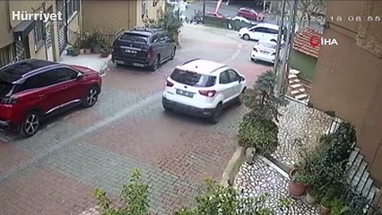 Freni boşalan otomobil otoparktaki araçların üzerine uçtu