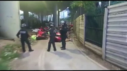 Download Video: La Policía de Buenos Aires detiene a 250 hinchas del fútbol por entrar al estadio con armas y drogas