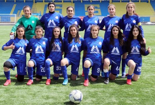 SPOR Çocuk yaşta gelin olmamak için forma giyen kızlar, yeşil sahaların tozunu attırıyor