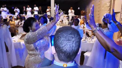 Dénise Momo 50 ans, entrée triomphale dans la salle des cérémonies