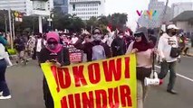 Demonstran Bawa Spanduk 'Jokowi Mundur' hingga 'Pecat Luhut'