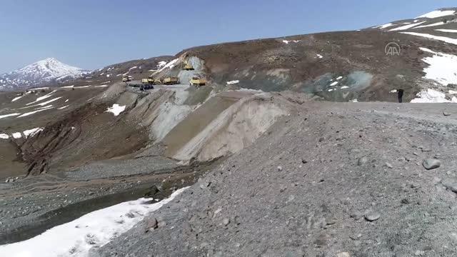 Heyelan nedeniyle köy yolunda ulaşım sağlanamıyor