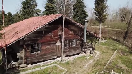 Tarihi ahşap caminin korunması gereken duvarlarına kalemle isimlerini yazdılar