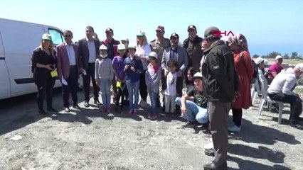 BİR AYLIK İKİZ BEBEKLERİYLE FİDAN DİKTİLER