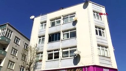 4 katlı binanın penceresi, kaldırımda yürüren kişinin tam önüne düştü