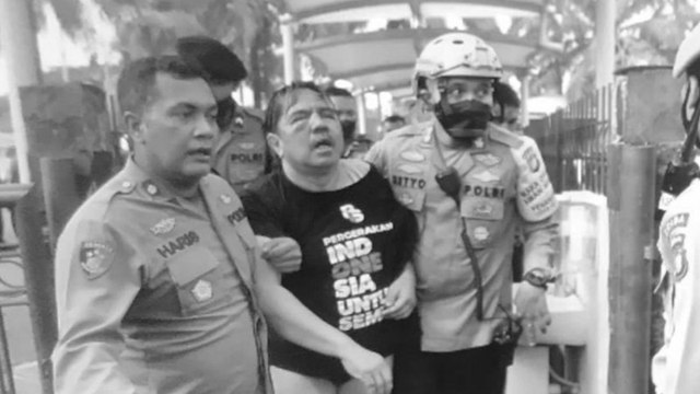 Detik-detik Ade Armando Dikeroyok di Tengah Aksi Demo hingga Babak Belur