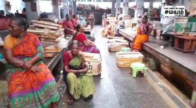 புதுச்சேரி பெரிய மார்க்கெட்டில் மீன் விற்பனை செய்ய அனுமதி கோரும் மீனவர்கள்!