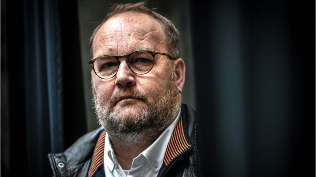 GALA VIDÉO - Xavier Beauvois brûle sa carte électorale après la défaite de Jean-Luc Mélenchon : la vidéo enflamme Twitter