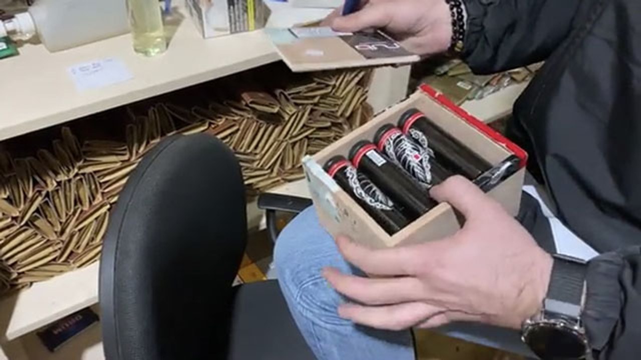 Oyuncakçı görünümlü tütüncülere operasyon: 11 milyon TL'lik kaçak tütün ele geçirildi