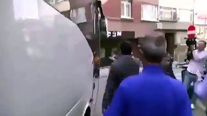 CHP'li Erdoğdu'dan otobüsün camını kırdığı anlara ilişkin açıklama: Tutuklu çocuklara çok kötü davrandılar
