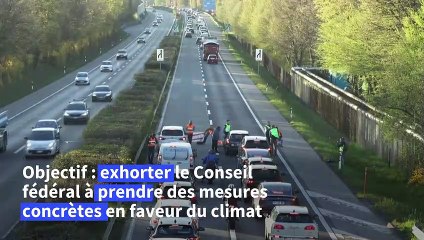 Suisse: des militants du climat bloquent brièvement une autoroute