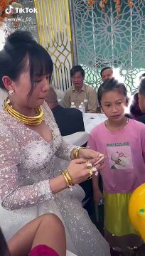 Cô dâu chú rể vàng đeo đầy người, ôm lợn đất xin tiền mừng
