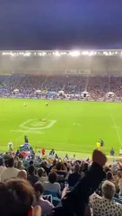 Une femme a la mauvaise idée d'envahir le terrain pendant un match de rugby (Australie)
