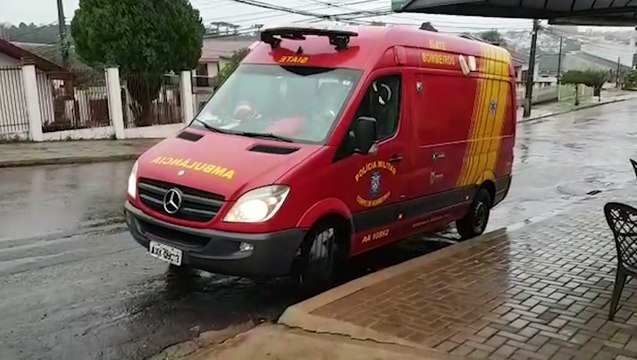 Homem se corta com vidro do retrovisor de moto e precisa ser socorrido pelo Siate