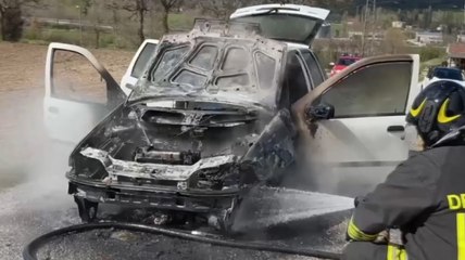 Descargar video: Gualdo Tadino (PG) - Auto in fiamme in località Vaccara (11.04.22)