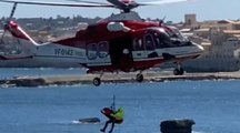Siracusa - Ragazzo scivola sugli scogli e si infortuna: soccorso in elicottero dai Vigili del Fuoco (11.04.22)