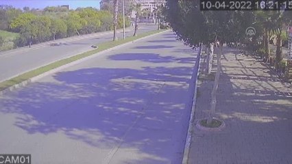 Otomobilin direğe çarpması güvenlik kamerasında