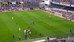 Portugal - Un supporter du Vitoria Guimaraes entre sur le terrain pour tenter de se battre avec les joueurs en plein match de football - Regardez