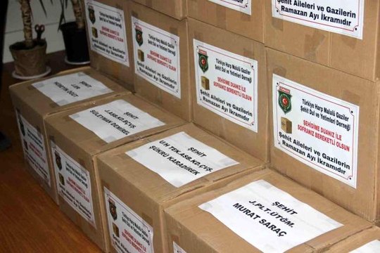 Şehitlerin isimleri yazılı kumanyalar, ihtiyaç sahiplerine ulaştırıldı- Şehit aileleri ve gazilerden duygulandıran yardım