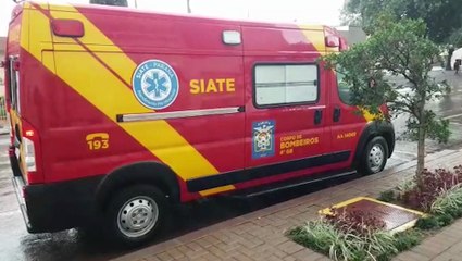 Mulher de 65 anos tem lesão na perna e é socorrida em edifício no Centro