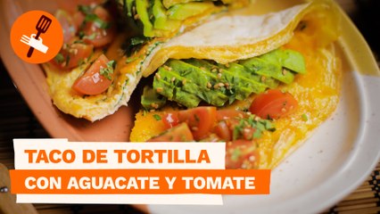 Taco de tortilla con aguacate y tomate