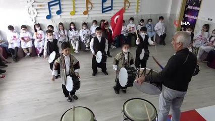 Gönül verdiği müzik sevdasını 45 yıldır öğrencilerine aşılıyor