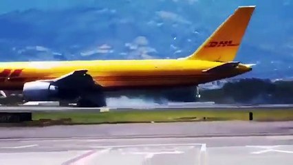 Descargar video: Un avion-cargo de DHL se brise en deux à l'atterrissage dans un aéroport du Costa Rica