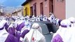 Cucuruchos mueven vehículo que obstaculizaba paso de procesión en Antigua Guatemala